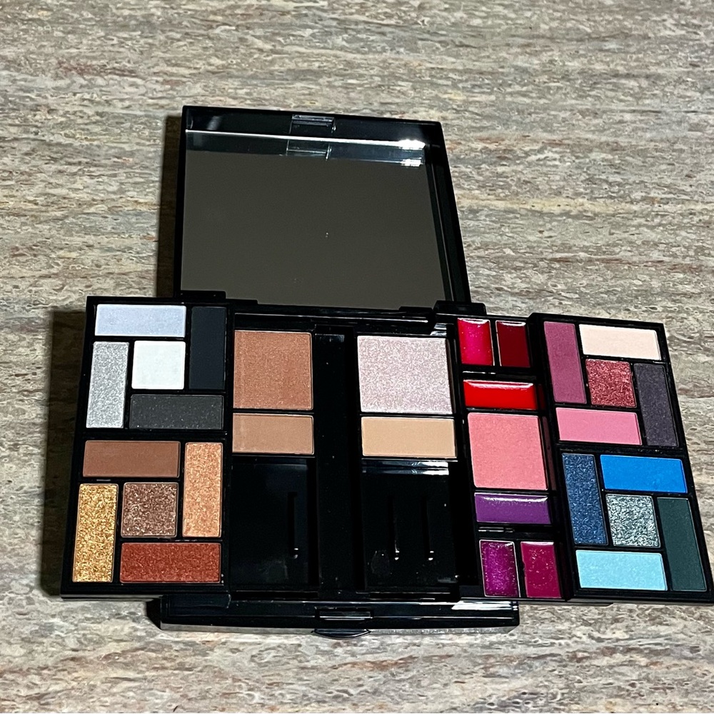The Color Institute Multicolor Compact Eyeshadow Palette Set